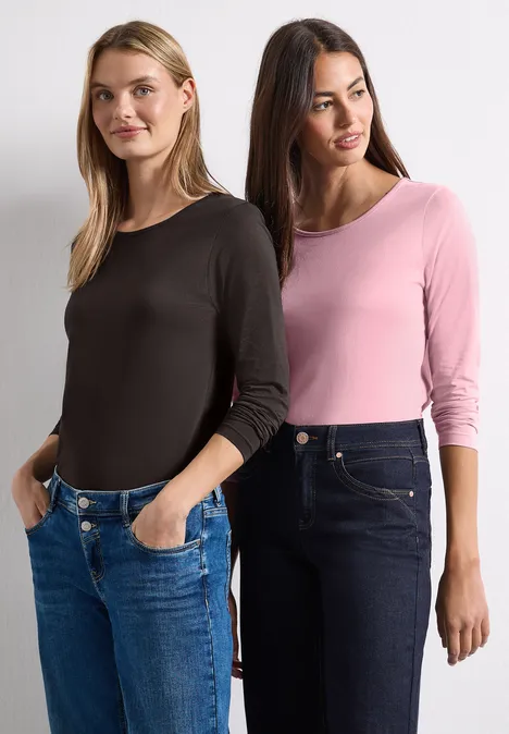Langarm Shirts mit Rundhals im 2er-Pack black coffee/vintage blush Zwei Frauen stehen nebeneinander, tragen lässige Langarmshirts und Jeans.