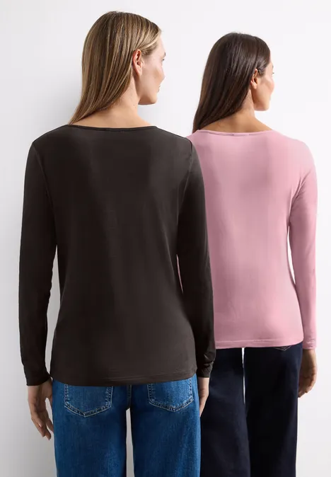 Langarm Shirts mit Rundhals im 2er-Pack black coffee/vintage blush Zwei Frauen stehen Rücken an Rücken, tragen langärmlige Oberteile (schwarz, rosa) vor weißem Hintergrund.