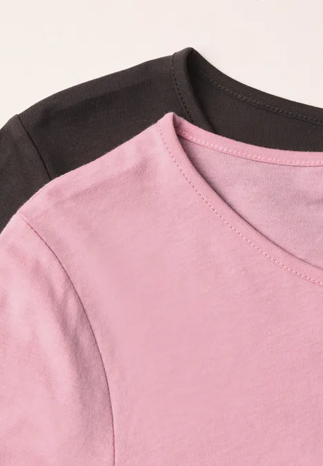 Langarm Shirts mit Rundhals im 2er-Pack black coffee/vintage blush Zwei T-Shirts in Pastellrosa und Schwarz, übereinander gelegt und leicht versetzt.