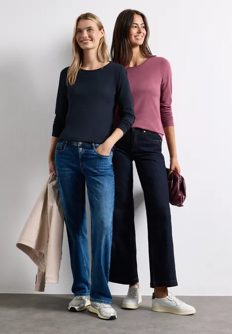 Langarm Shirts mit Rundhals im 2er-Pack darkest blue/dark clouded b. Zwei lächelnde Frauen in lässiger Jeansmode vor weißer Wand.