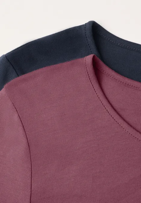 Langarm Shirts mit Rundhals im 2er-Pack darkest blue/dark clouded b. Zwei schlichte T-Shirts in Bordeauxrot und Dunkelblau, flach liegend.