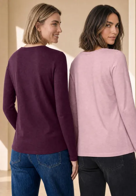 Twee vrouwen van achteren in paarse en roze truien.