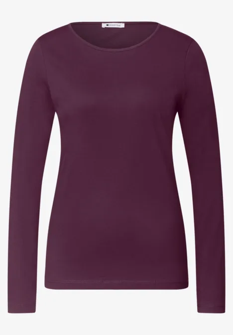 Een effen, donker bordeauxkleurig dameslongsleeve met lange mouwen.