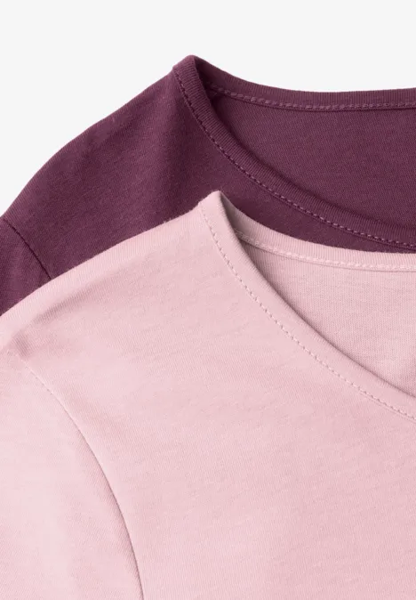Twee T-shirts in roze en donkerpaars, licht overlappend op een witte achtergrond.