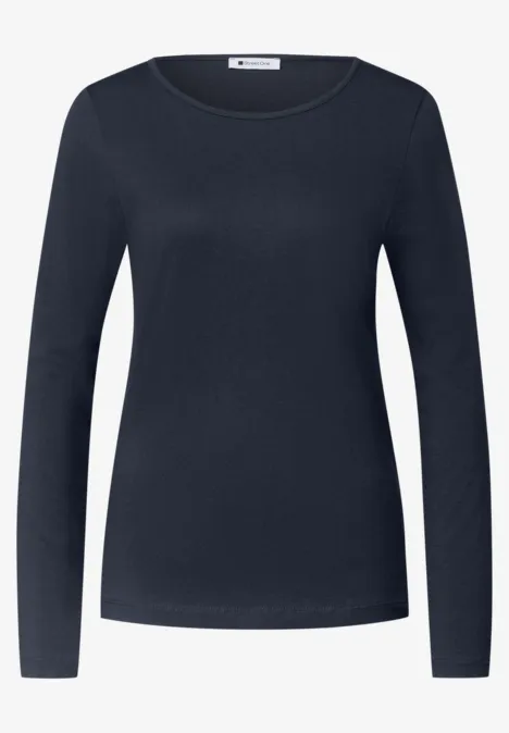 Effen zwart langärmelig shirt met ronde hals op witte achtergrond
