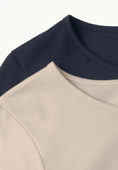 Twee effen T-shirts in beige en donkerblauw met ronde hals.
