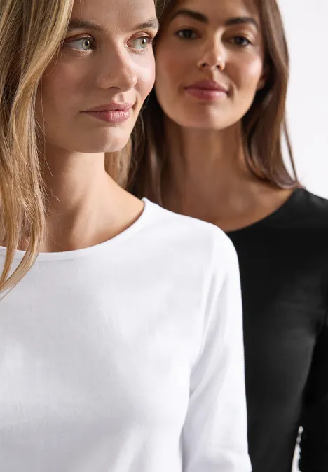Shirts met lange mouwen en ronde hals, set van 2 stuks white/black Zwei Frauen in schlichten Langarmshirts: vorne weiß, dahinter schwarz.