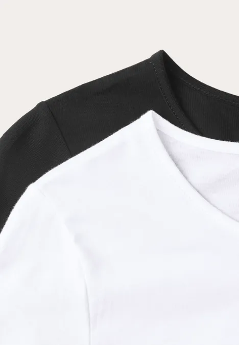 Shirts met lange mouwen en ronde hals, set van 2 stuks white/black Zwei schlichte T-Shirts (weiß und schwarz) vor hellem Hintergrund.
