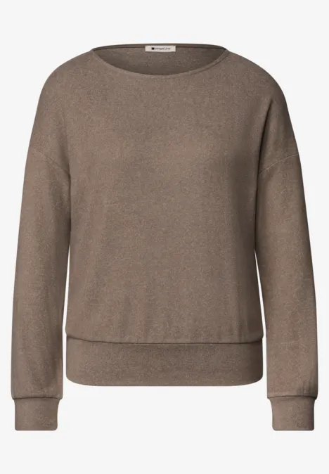 Brauner Pullover mit rundem Ausschnitt und langen Ärmeln, lässig geschnitten.