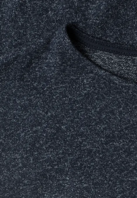 T-shirt à manches longues avec ourlet élastiqué darkest blue mel. Gros plan d’un tissu tricoté gris foncé chiné avec une texture fine.