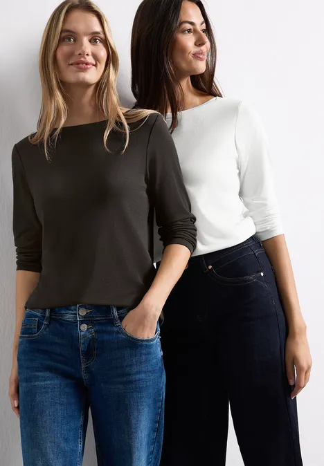 Shirts met lange mouwen en boothals, in een set van 2 off white/black coffee Zwei Frauen in Jeans und legeren Tops stehen nebeneinander und lächeln.
