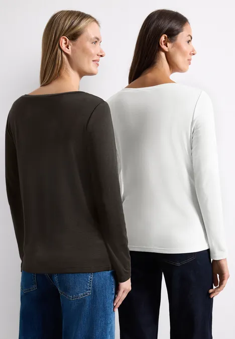 Shirts met lange mouwen en boothals, in een set van 2 off white/black coffee Zwei Frauen von hinten in schlichten Langarmshirts in Weiß und Dunkelgrün vor weißem Hintergrund.