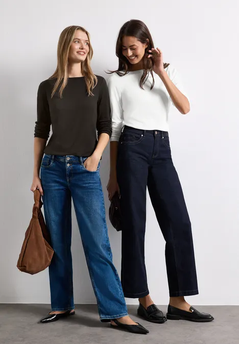 Shirts met lange mouwen en boothals, in een set van 2 off white/black coffee Zwei lächelnde Frauen in Jeans und schlichten Oberteilen stehen nebeneinander, eine trägt eine Tasche.