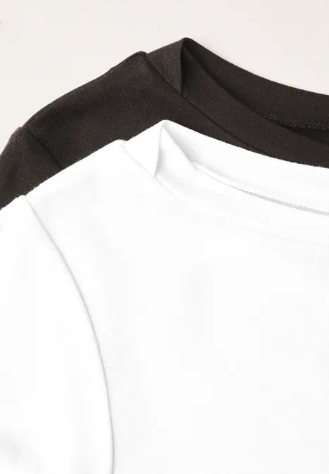 Shirts met lange mouwen en boothals, in een set van 2 off white/black coffee Zwei schlichte T-Shirts (weiß und schwarz) überlappen, Kragenausschnitt im Fokus.