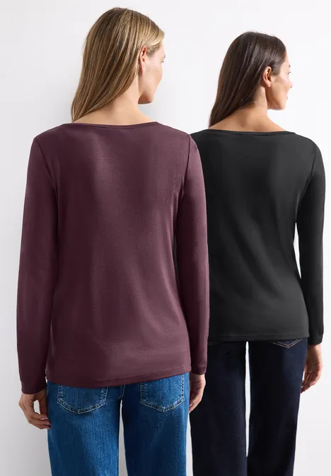 Langarm Shirts mit Boat Neck im 2er-Pack black/rustic rouge Zwei Frauen stehen mit dem Rücken zur Kamera, tragen Jeans und enge, langärmlige Oberteile in Schwarz und Bordeaux.