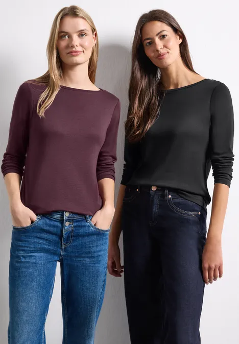 Langarm Shirts mit Boat Neck im 2er-Pack black/rustic rouge Zwei Frauen vor weißem Hintergrund: eine in einem burgunderfarbenen Top und Jeans, die andere in einem schwarzen Top.