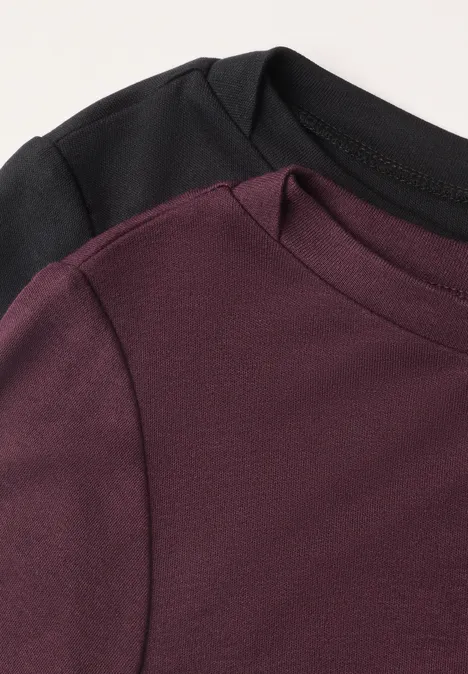 Langarm Shirts mit Boat Neck im 2er-Pack black/rustic rouge Zwei überlappende T-Shirts in Schwarz und Dunkelrot, Fokus auf den Rundhalsausschnitt und Stoffstruktur.