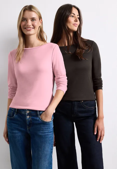 Langarm Shirts mit Boat Neck im 2er-Pack black coffee/vintage blush Zwei lächelnde Frauen in Jeans und Langarmshirts, eine in Rosa, eine in Schwarz.