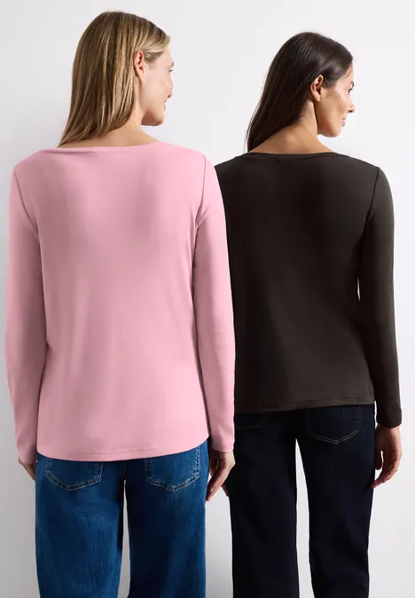 Langarm Shirts mit Boat Neck im 2er-Pack black coffee/vintage blush Zwei Frauen von hinten in schlichten Langarmshirts (rosa und schwarz) und Jeans vor weißem Hintergrund.