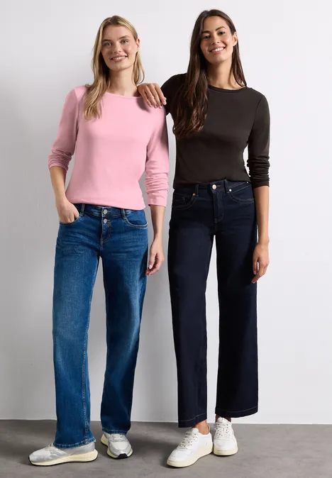 Langarm Shirts mit Boat Neck im 2er-Pack black coffee/vintage blush Zwei Frauen in lässigen Langarmshirts und weitem Jeans, lächelnd vor neutralem Hintergrund.