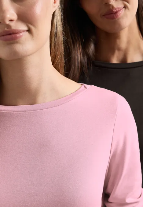 Langarm Shirts mit Boat Neck im 2er-Pack black coffee/vintage blush Zwei Frauen tragen schlichte Longsleeves, vorne rosa, hinten schwarz, minimalistisch und elegant fotografiert.