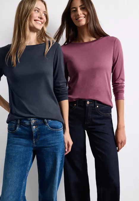 Langarm Shirts mit Boat Neck im 2er-Pack darkest blue/dark clouded b. Zwei Frauen in lässigen Langarmshirts und Jeans stehen lächelnd nebeneinander.