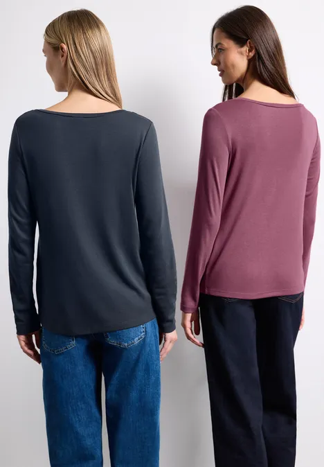 Langarm Shirts mit Boat Neck im 2er-Pack darkest blue/dark clouded b. Zwei Frauen von hinten in legeren Outfits: eine in grauem Shirt und Jeans, eine in rotem Shirt und schwarzen Hosen.