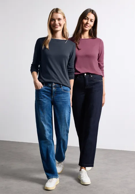 Langarm Shirts mit Boat Neck im 2er-Pack darkest blue/dark clouded b. Zwei Frauen stehen nebeneinander in Jeans und lässigen Langarmshirts, tragen weiße Sneaker.