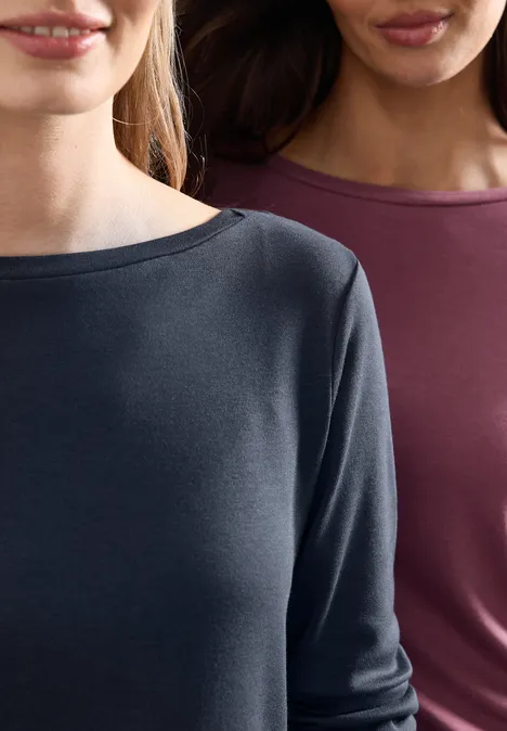 Langarm Shirts mit Boat Neck im 2er-Pack darkest blue/dark clouded b. Zwei Frauen in schlichten Langarmshirts: eine in Dunkelgrau, die andere in Burgunderrot, nur Oberkörper sichtbar.
