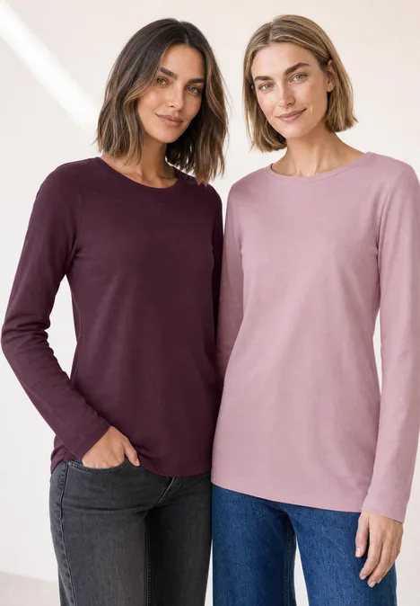 Zwei Frauen nebeneinander, eine im dunkelroten und die andere im rosafarbenen Langarmshirt.