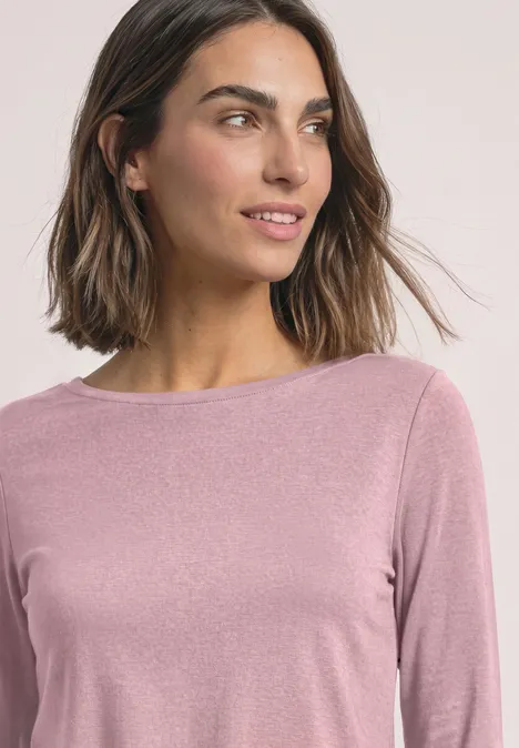 Lot de 2 t-shirts à manches longues et col bateau berry maroon/quiet rose Eine Frau trägt ein lavendelfarbenes Langarmshirt mit rundem Ausschnitt.