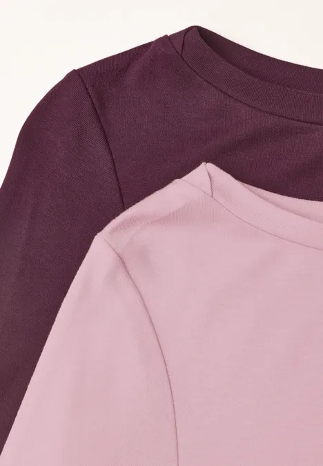 Zwei T-Shirts in Rosé und Weinrot auf einem weißen Hintergrund
