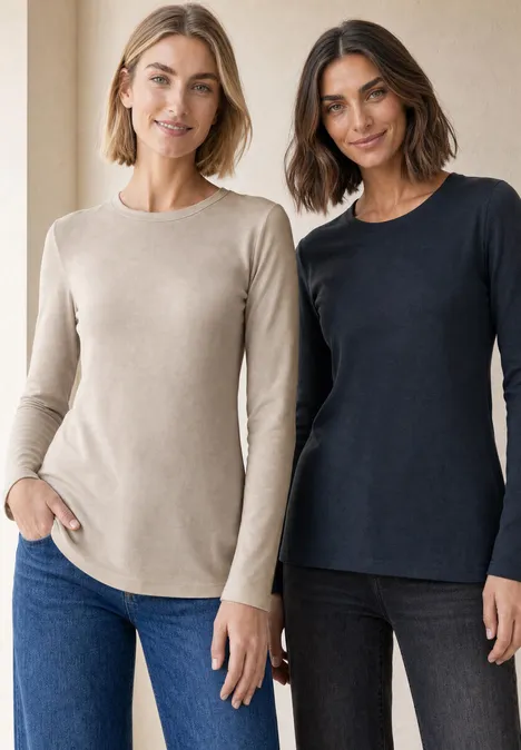 Twee vrouwen in casual lange mouwen tops staan naast elkaar en lachen naar de camera.
