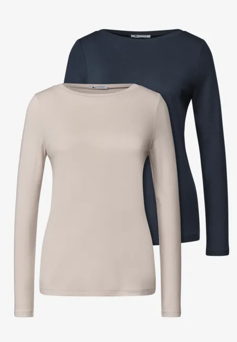 Twee effen longsleeves met ronde hals, één in beige en één in marineblauw.