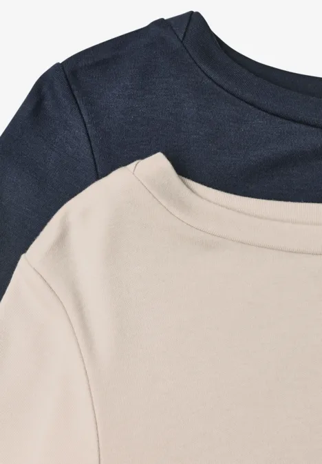 Twee T-shirts in beige en marineblauw, licht overlappend, van bovenaf.