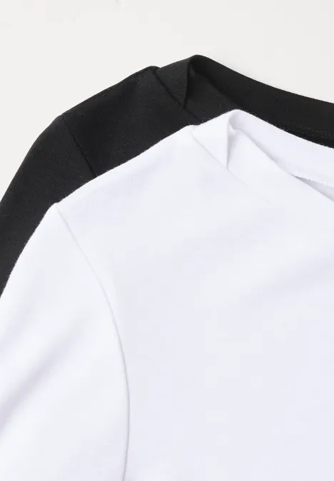 Shirts met lange mouwen en boothals, in een set van 2 stuks white/black Zwei schlichte T-Shirts, eines weiß, eines schwarz, Nahaufnahme mit minimalistischem Design.