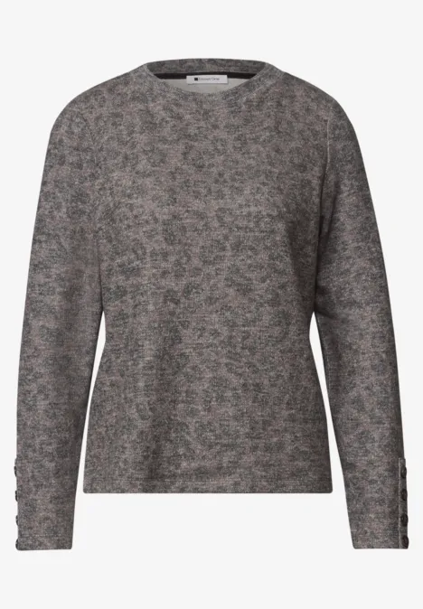 Grauer Pullover mit dezentem floralen Allovermuster, langärmlig und leger geschnitten.