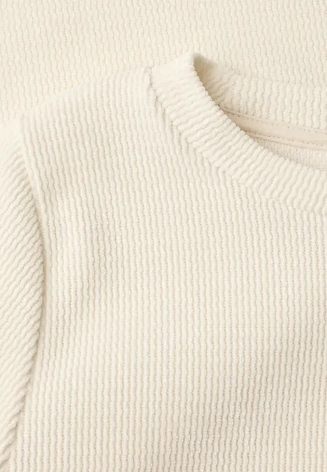 Beiger gerippter Strickpullover mit Rundhalsausschnitt.