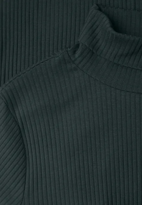 Detailaufnahme eines dunkelgrauen, fein gerippten Rollkragensweaters.