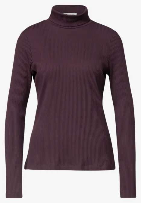 Dunkelviolettes, langärmeliges, figurbetontes Rollkragen-Shirt mit feiner Rippenstruktur.