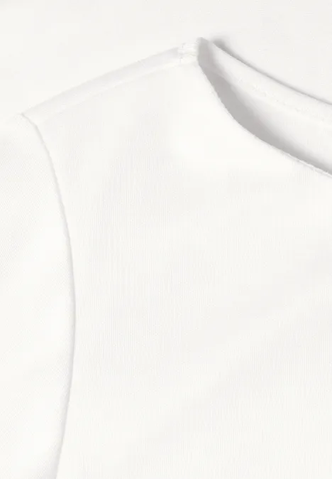 Gros plan sur un t-shirt blanc à encolure ronde.