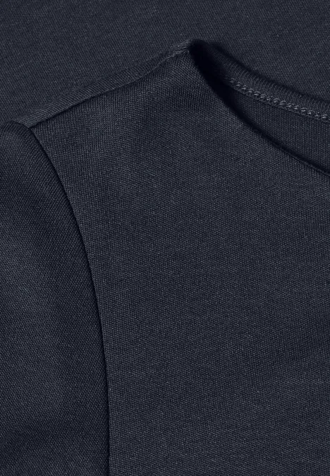 Basic Shirt mit U-Boot-Ausschnitt indigo night Nahansicht eines schwarzen T-Shirts mit erkennbarer Schulternaht.