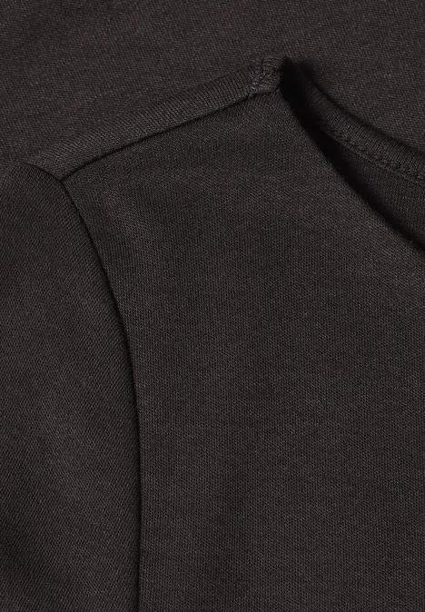 Basic Shirt mit U-Boot-Ausschnitt black coffee Nahaufnahme eines schwarzen Oberstoffs mit markanter Naht, vermutlich Schulterbereich eines Kleidungsstücks.