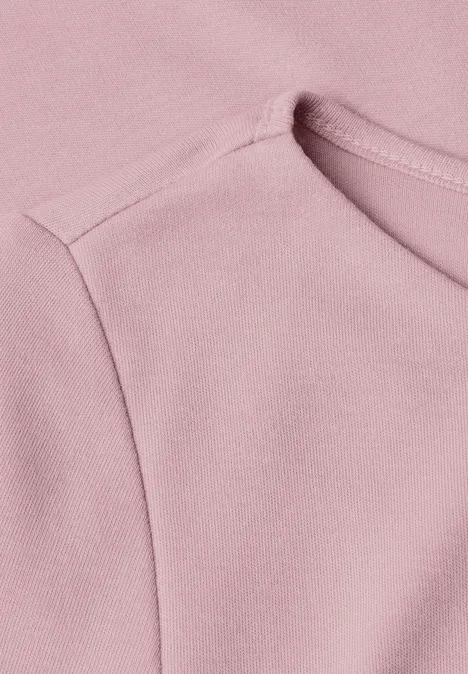 T-shirt basique à col bateau et manches longues quiet rose Nahaufnahme eines rosa Shirts mit sichtbarer Schulternaht und Rundhalsausschnitt.