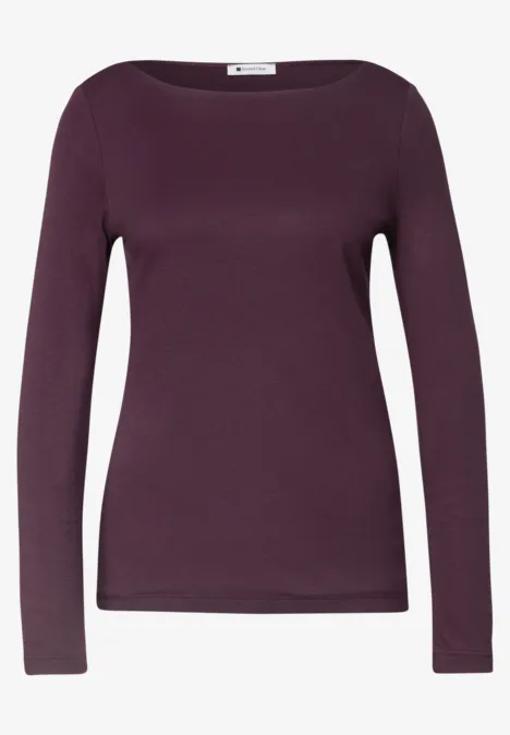 Ein schlichtes, dunkelviolettes Langarmshirt aus weichem Jersey, figurbetont geschnitten.