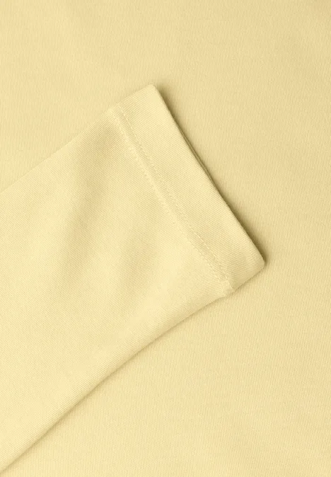 Langarm Shirt mit Herzausschnitt sunbeam yellow Nahaufnahme eines hellgelben Stoffes mit sichtbarer Saumkante