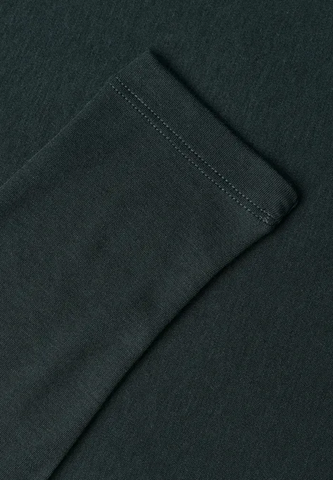 Close-up van een donkere stof met zichtbare naad.