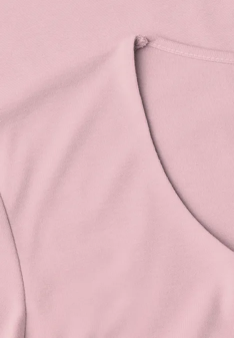 Nahaufnahme eines rosa Oberteils mit Rundhalsausschnitt und Schulternaht