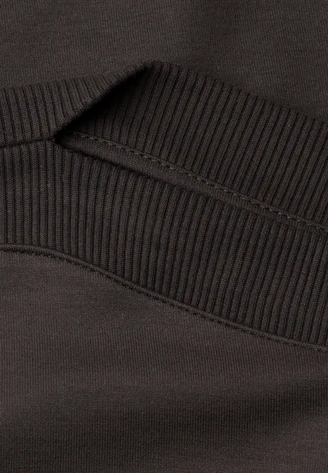 3/4-Arm Shirt mit Boat Neck und Tunnelzug black coffee Nahaufnahme eines schwarzen Kleidungsstücks mit Rippstrick-Bündchen.