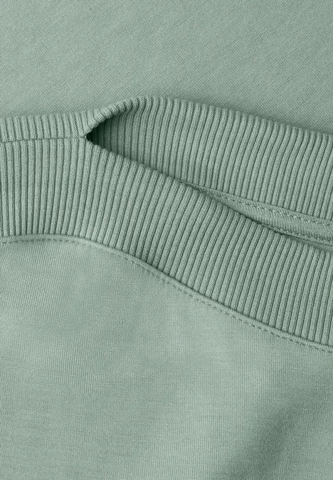 3/4-Arm Shirt mit Boat Neck und Tunnelzug eucalyptus green Nahaufnahme eines salbeigrünen Sweatshirts mit Rippbündchen und sichtbarer Naht.